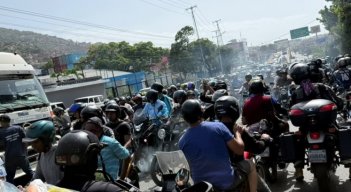 Apaguen las motos para escuchar los auxilios: gritan en la zona cero de La Guaira