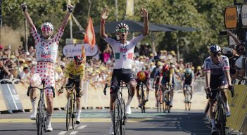 El mexicano Isaac Del Toro (izq) se impuso este domingo en la la segunda etapa del Tour de Francia.
