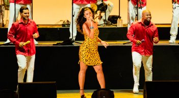 El Grupo Niche y Nathy Peluso