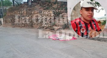  El cuerpo del adolescente quedó sobre la calle 24, luego de ser atacado a disparos. / Foto: cortesía