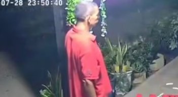 Lo grabaron llevándose una silla y al día siguiente lo encontraron muerto
