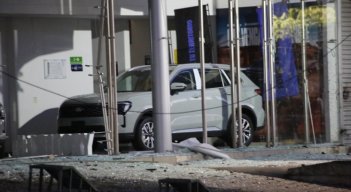 Atentado al Denor, daños en concesionario. Foto: Carlos Ramírez / La Opinión.