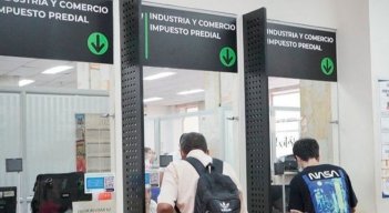 Con el anuncio del descuento del 80 por ciento en los intereses moratorios los contribuyentes están llegando en masa a ponerse a paz y salvo./Foto: archivo