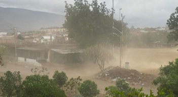 No es neblina, es polvo lo que cubre las viviendas del barrio Torcoroma, proveniente de la cancha de tierra del sector./Foto Carlos Ramírez/La Opinión