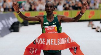 El bicampeón olimpico Eliud Kipchoge es un ejemplo de resiliencia para las nuevas generaciones.