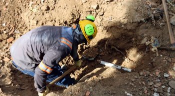 Obreros de Aqualia desconectan la tubería fraudulenta en Montevideo/Foto: Carlos Ramírez/La Opinión