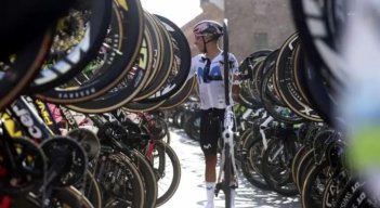 Video | Así fue la emotiva despedida del pelotón a Nairo Quintana en su última carrera del Giro de Emilia