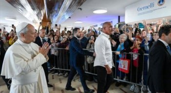 El papa León XIV entra caminando al hospital antes de ser operado del pulmón