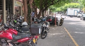 Al igual que los taxis, ahora los motociclistas también 'legalizaron' parqueaderos en el espacio público./Foto: Carlos Ramírez/La Opinión