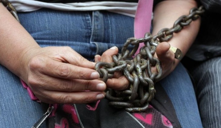 Manos Mujer Encadenada