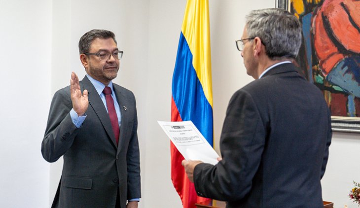 Richard Caicedo asume como nuevo presidente del Icetex