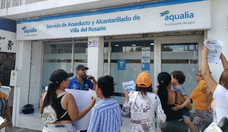 Protesta del barrio Turbay Ayala frente a Aqualia
