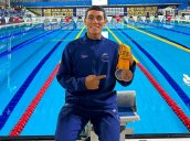  Julián Sarmiento una de las nuevas promesas de la natación nortesantandereana luce las dos medallas conquistadas en Ibagué.
