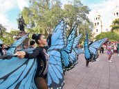 Muestras de las comparsas que desfilarán el viernes se observaron ayer en la lectura del bando/Foto Carlos Ramírez/La Opinión