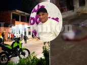 : El cuerpo del transportador quedó tendido sobre el pavimento, mientras la lluvia caía intensamente sobre la escena del crimen. / Foto: cortesía