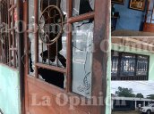 El techo y los ventanales de la vivienda quedaron destruidos por la onda explosiva.Foto: Leonardo Oliveros-La Opinión