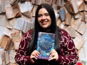 Entre la fantasía palaciega y la realidad humana: Karine Bernal Lobo alza su corona literaria.