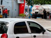 Estaciones de servicio. / Foto: Carlos Ramírez-La Opinión