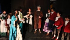 La obra ‘Médico a Palos’ es una adaptación de la comedia clásica del dramaturgo francés Molière.