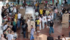 Los puestos de votación en Cúcuta y el área estuvieron colmados de electores durante gran parte de la jornada electoral./Foto: Caerlos Ramírez/La Opinión