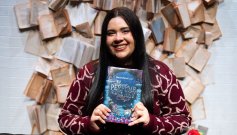 Entre la fantasía palaciega y la realidad humana: Karine Bernal Lobo alza su corona literaria.